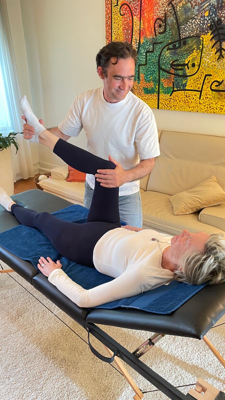 Patrick Philipoff bei der Behandlung – Mobile Physiotherapie Hamburg